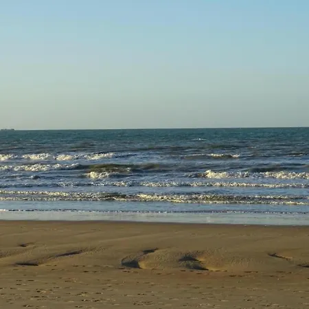 In Near The Beach, Cleaning Included 아파트